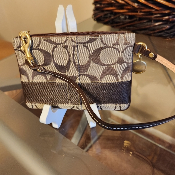 Coach Wristlet NWT COA - Picture 6 of 6